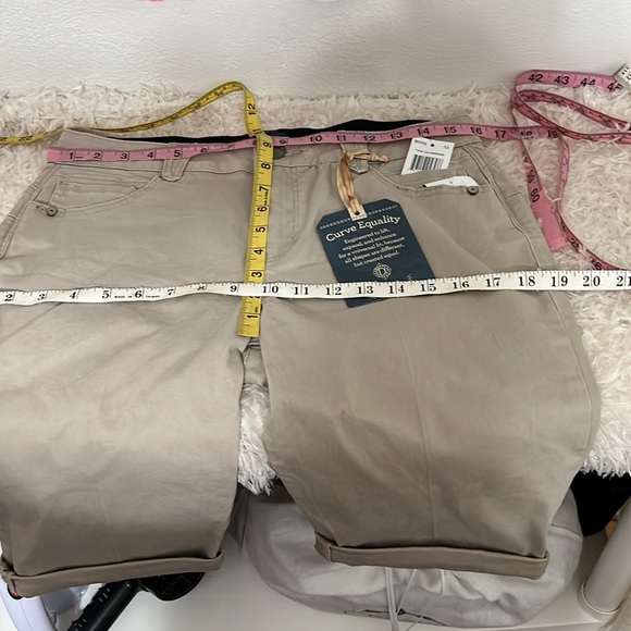 Democracy Bermuda Mold and Hold Shorts Light Khaki Size 8 - Picture 8 of 11